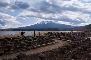 曼联晒海报预热男女足两场双红会：加纳乔、奥纳纳等人出镜